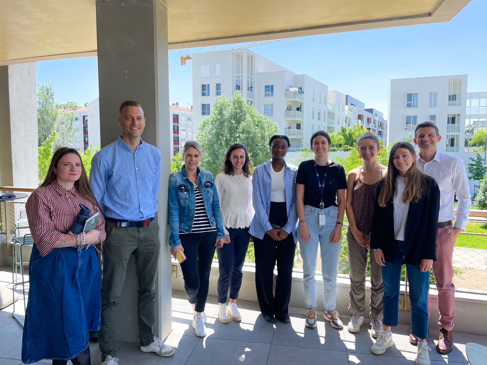 Moment de groupe lors d’une visite chez Demathieu Bard : étudiant·e·s et mentors réunis.