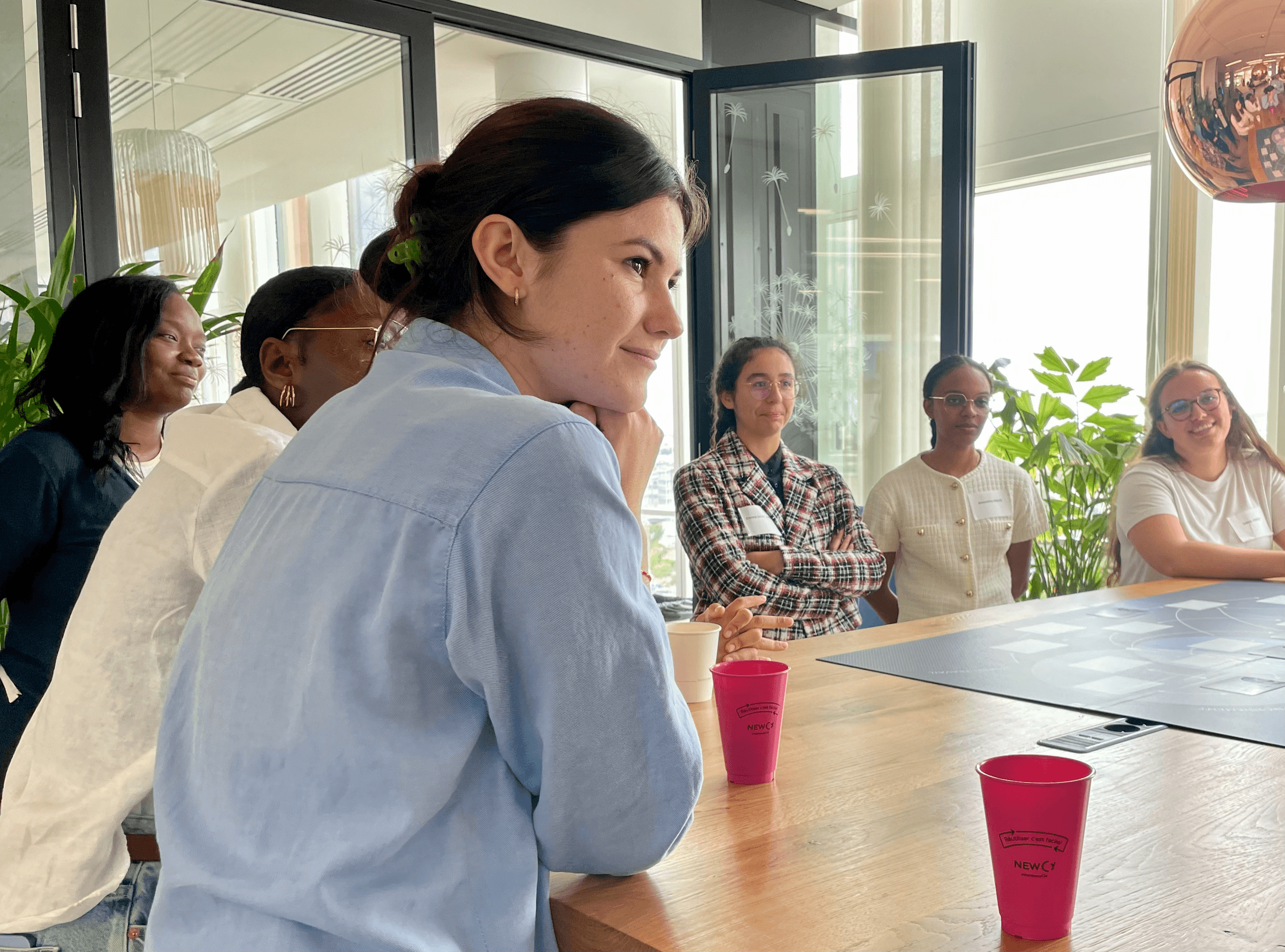 Groupe d’étudiant·e·s propulsé·e·s lors d’une visite collective chez VINCI Énergies.